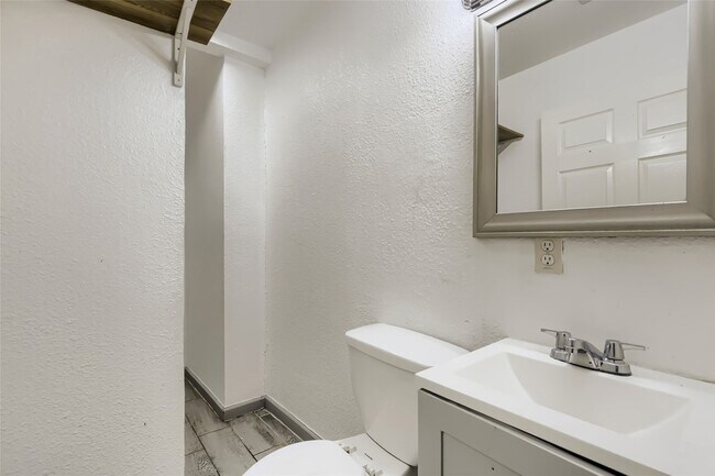Building Photo - 326 E Holley St