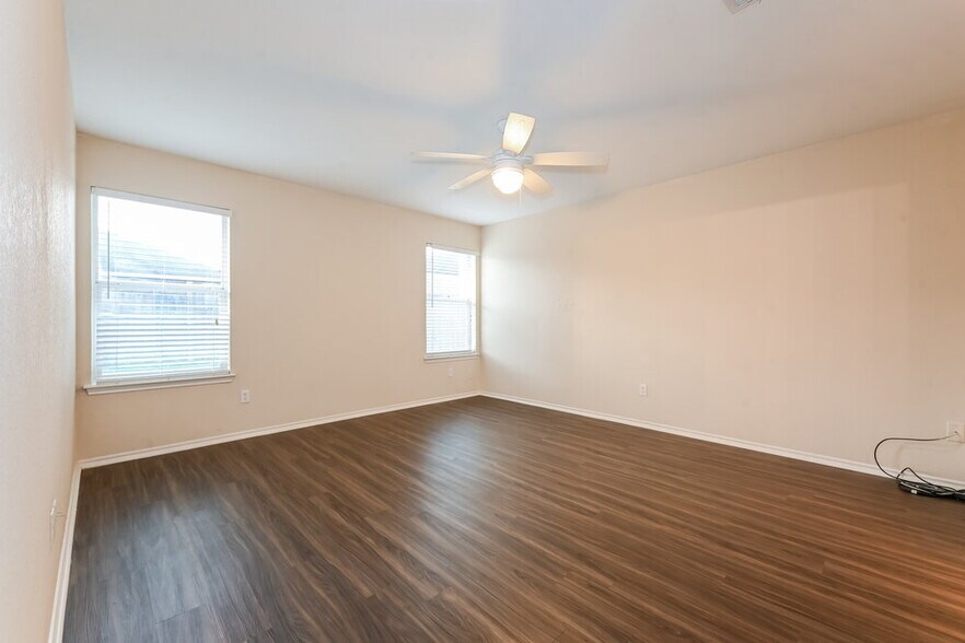 Building Photo - 1011 Caliente Dr