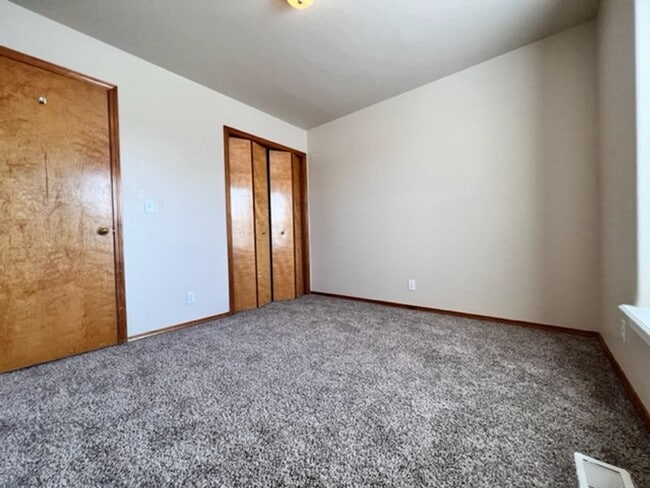 Building Photo - 2800 Fayette~Close to Park, Split Bedroom ...