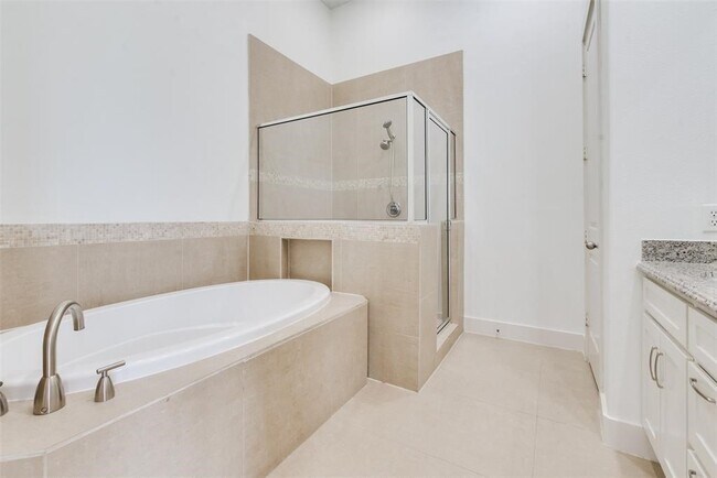 Building Photo - 2002 Blodgett St