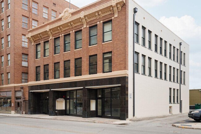 Building Photo - 505 E Travis St