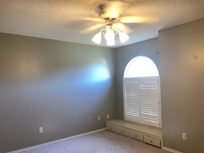 Building Photo - Pre-Leasing Self Showing - 4 bed 2 bath Mo...