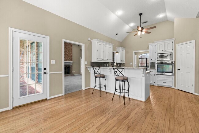 Building Photo - 590 Edgewood Dr