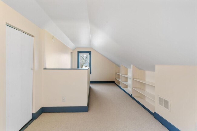 Building Photo - 2300 NE McKinley St