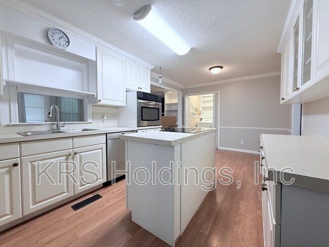 Building Photo - 715 White Oak Dr