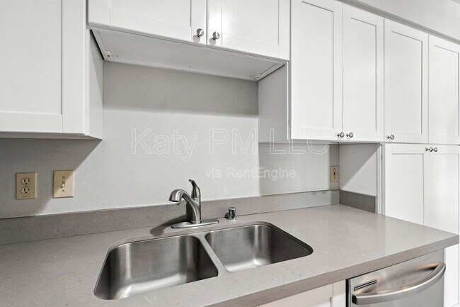 Building Photo - 1005 E 8th St