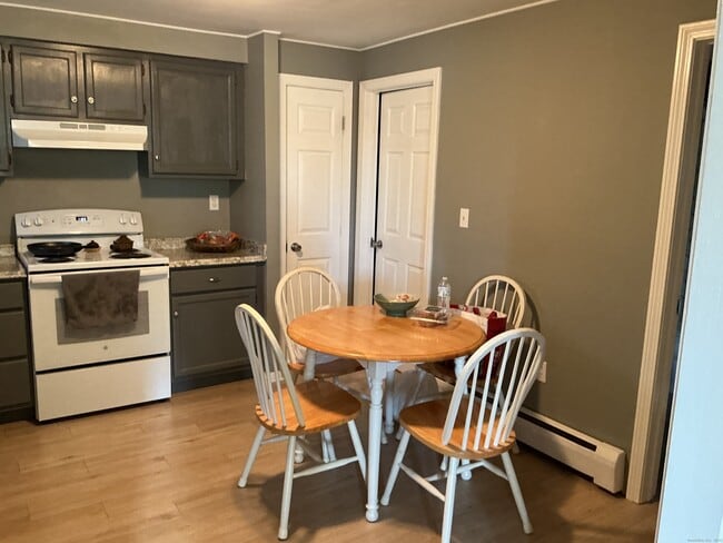 Building Photo - 12 E Farms Rd