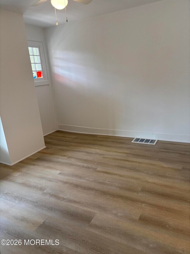 Building Photo - 68 Maple Ave