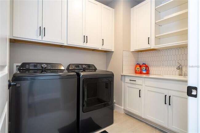 Building Photo - 5090 Shady Pnes Dr