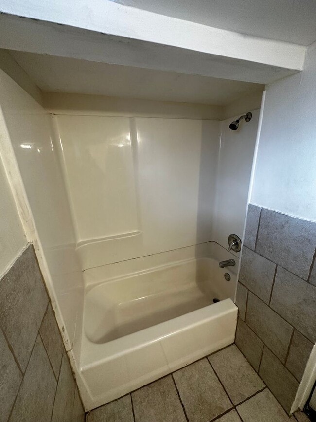 Building Photo - 2 Bed / 1 Bath Garden-Level Apartment – Available Early April!