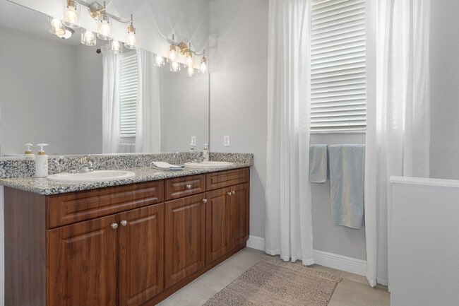 Building Photo - 4 Waterside St