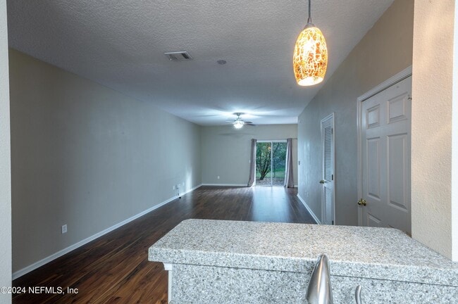 Building Photo - 807 Scrub Jay Dr
