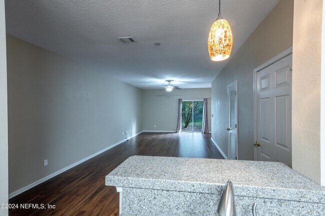 Building Photo - 807 Scrub Jay Dr