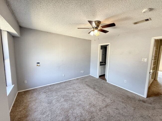 Building Photo - Charming 2-Bedroom Brick Home with Spaciou...