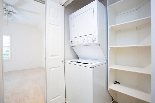 Building Photo - Corner condo in the highly desirable River Colony community!