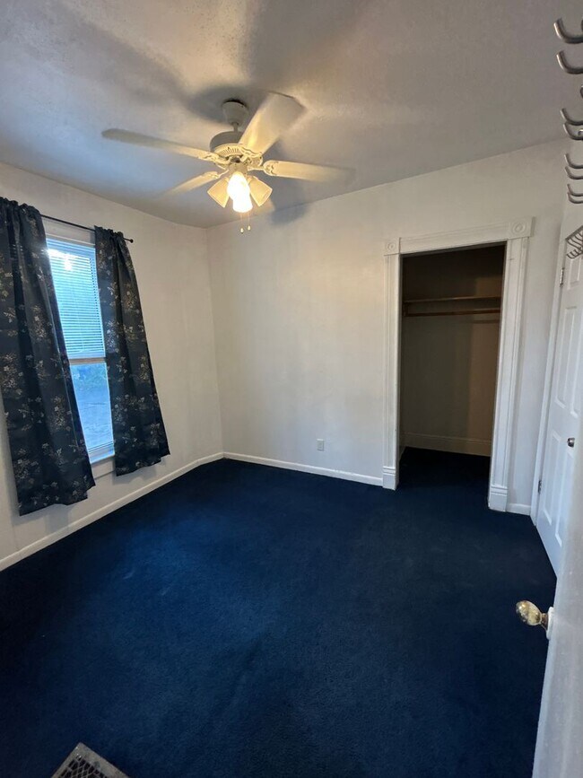 Building Photo - 723 W 13th St