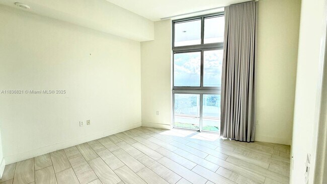 Building Photo - 2000 Metropica Wy