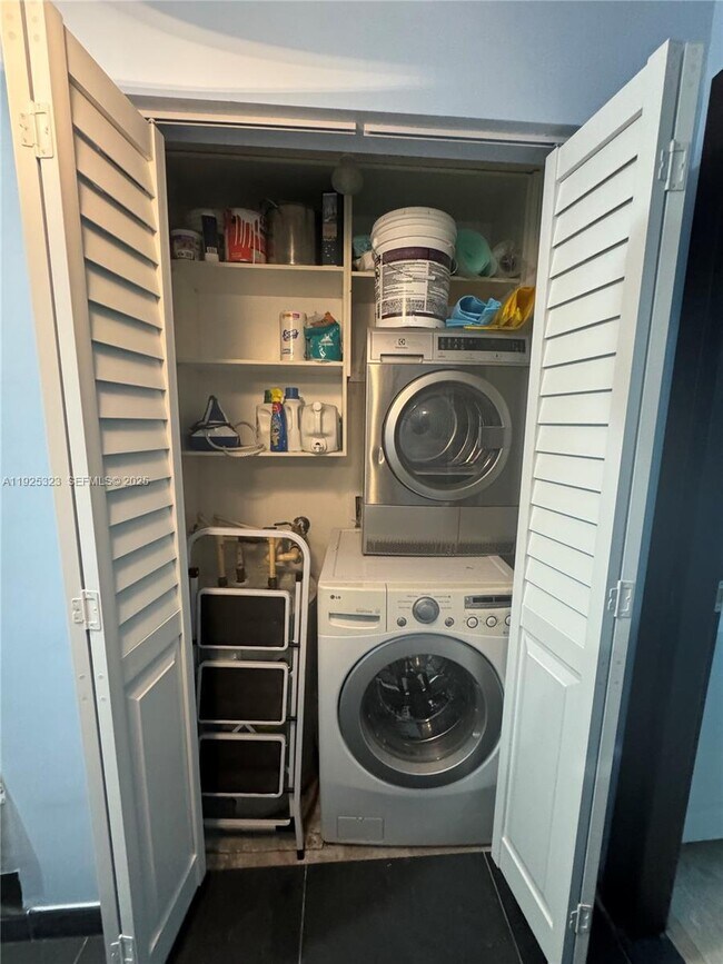 Building Photo - 900 Biscayne Blvd