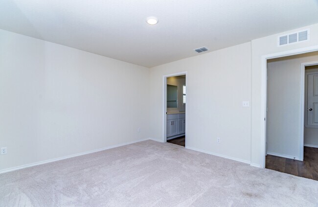 Building Photo - 5911 Rolling Gln