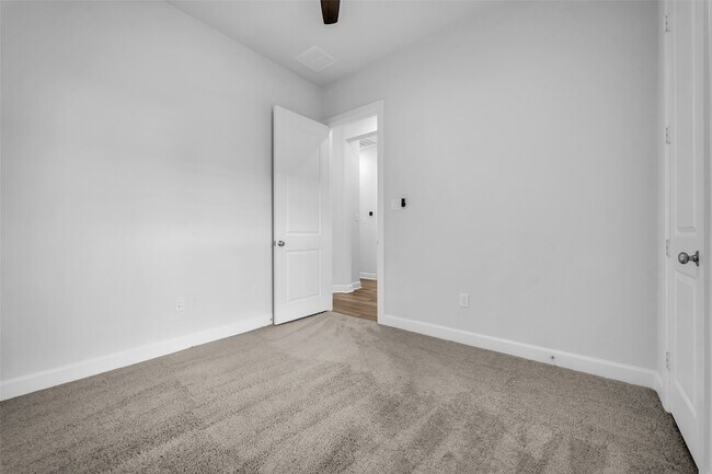 Building Photo - 1535 Park Path Dr