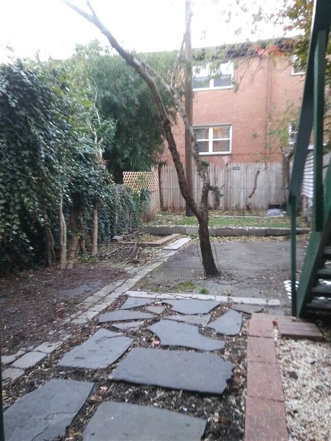 Building Photo - 220 Garden St