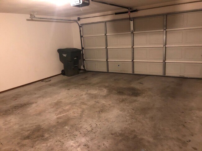 Building Photo - 822-824 N. Daisy Ln