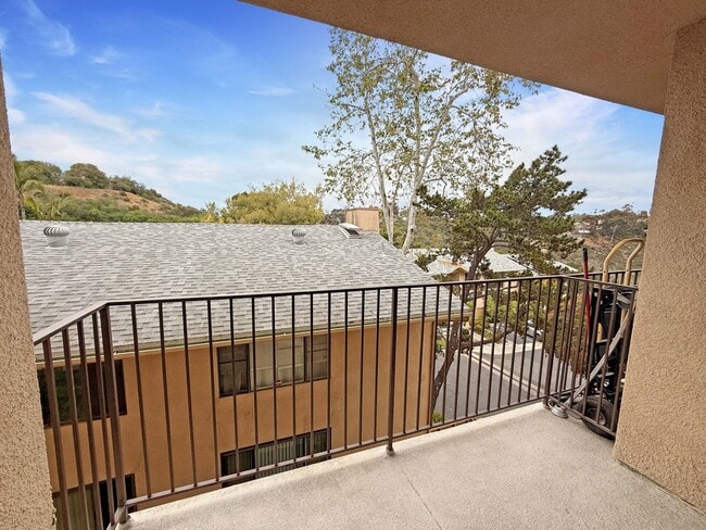 Building Photo - Spacious 1B/1BA Condo w/ Gated Parking & C...