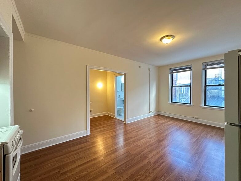 Building Photo - 3335 W Diversey Ave