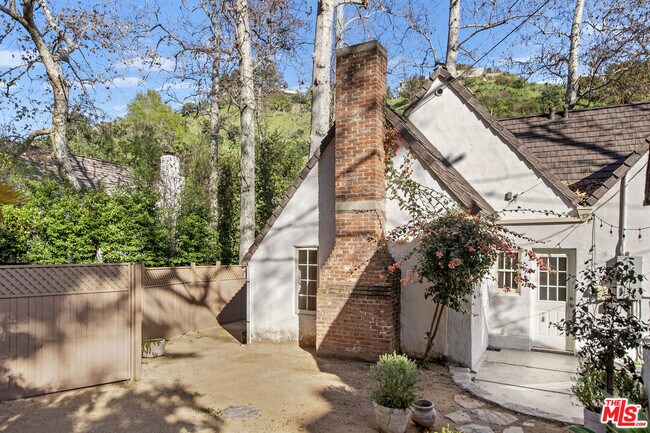 Building Photo - 2615 Canyon Dr