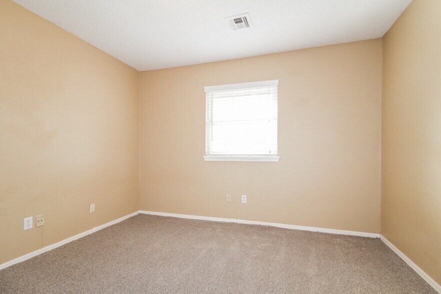 Building Photo - 501 S Bouziden Dr