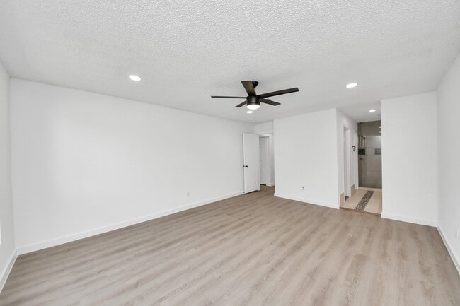 Building Photo - 2911 Meadowgrass Ln