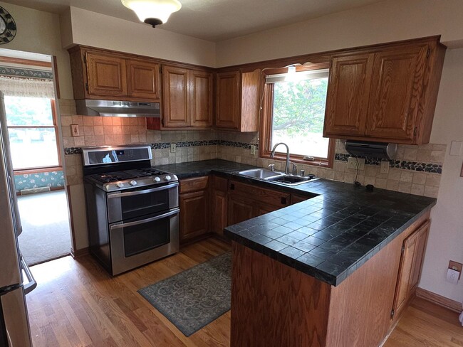 Building Photo - 4 bedroom home in Pleasant Prairie