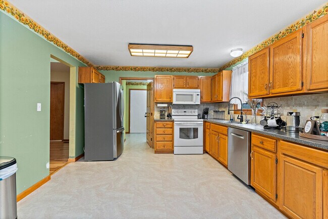 Building Photo - 2422 Cedar Crest Dr