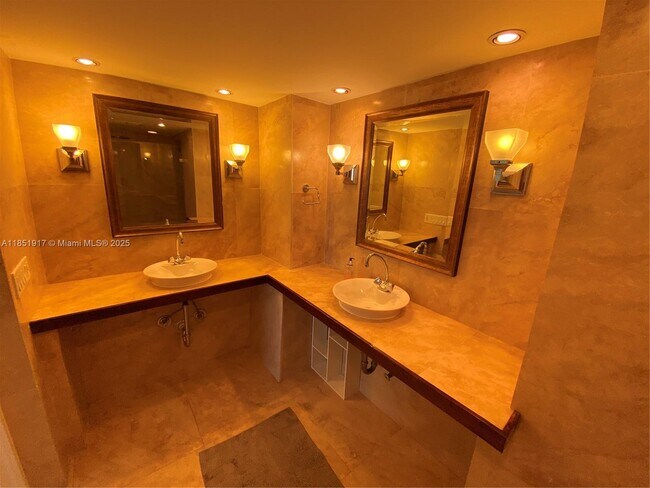 Building Photo - 801 N Venetian Dr