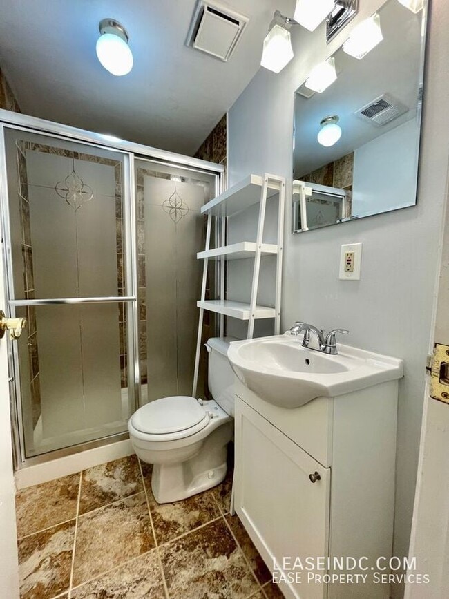 Building Photo - 207 R St NW