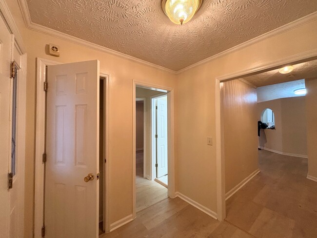 Building Photo - 1135 Derbyshire Rd