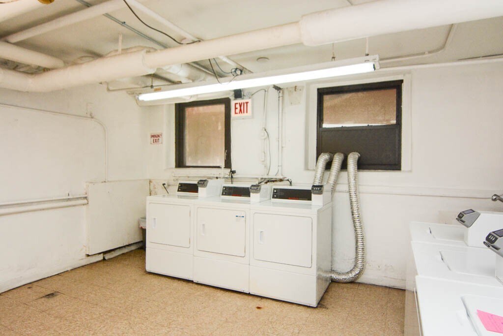 Building Photo - 714 W Belmont Ave