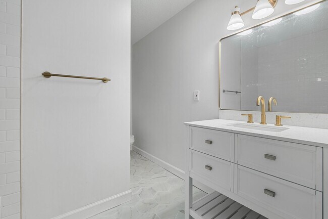 Building Photo - 3/2 Riverfront Brick Ranch, Access to the ...