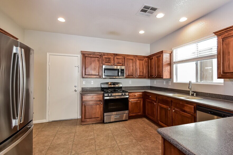 Building Photo - 8320 Jo Marcy Dr