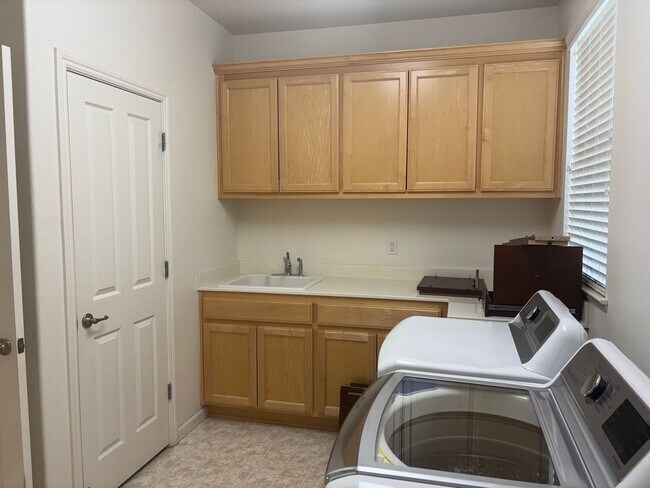 Building Photo - Stunning 5-Bedroom, 4-Bath Home in Prime B...