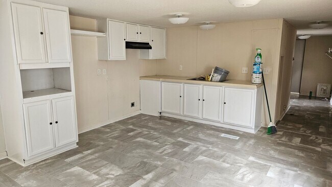 Building Photo - 3 bed 1 bath mobile home for rent