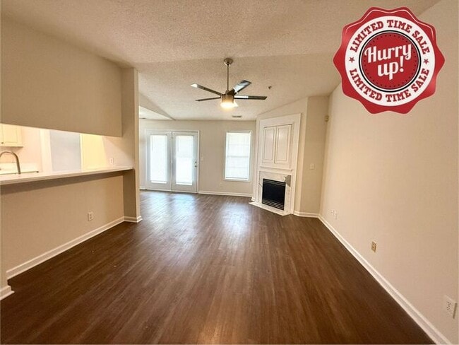 Primary Photo - Modern Updated Top Floor unit! Freshly Pai...
