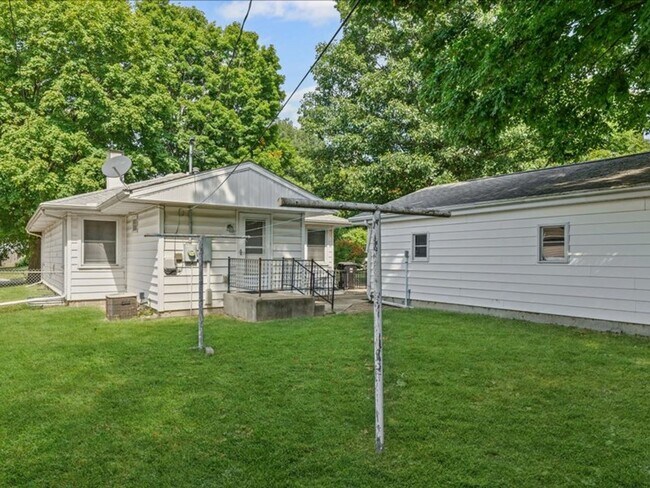 Building Photo - Spacious 3-Bedroom Home with Oversized Garage Space!