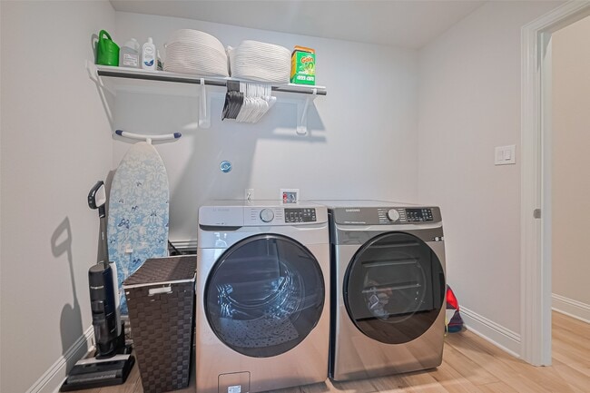 Building Photo - 2712 Golden Palms Ln