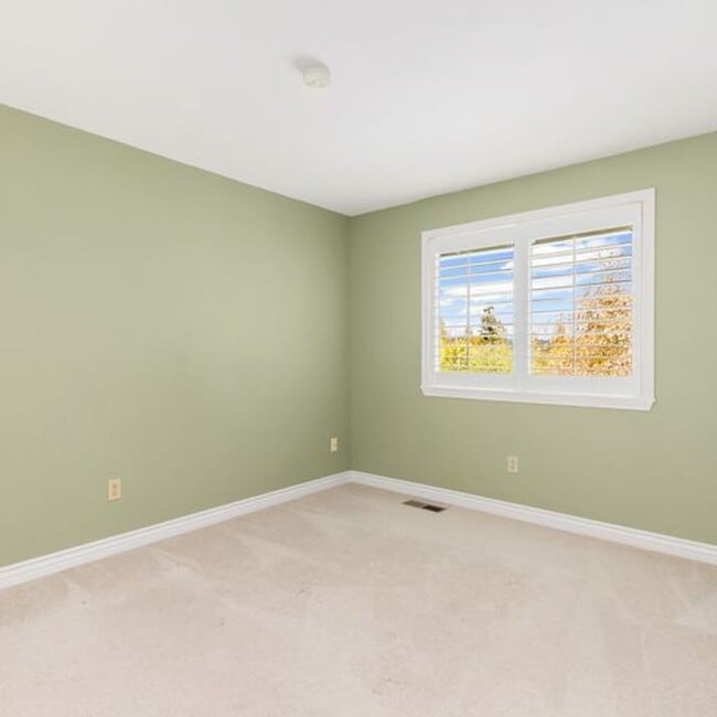 Building Photo - Secluded Lake Sammamish 3 bedroom plus bon...