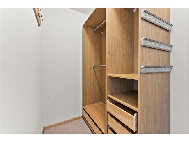 Building Photo - 2650 University Ave W