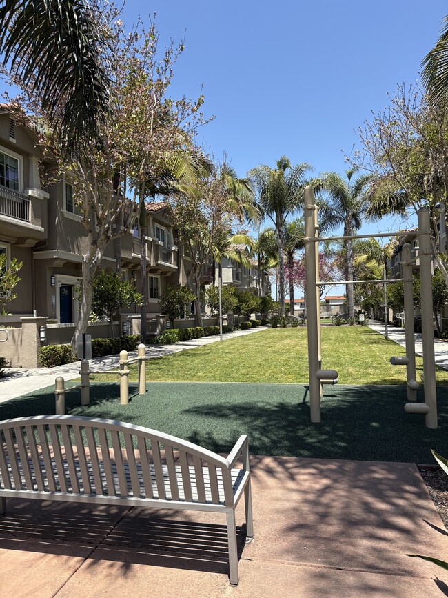 Building Photo - 4023 Bluff View Way