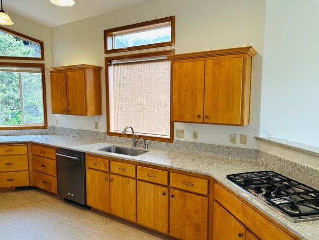 Building Photo - Stunning Custom Home with Beautiful Views