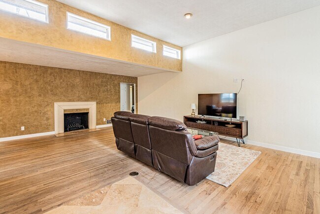 Building Photo - 444 Sierra Dr SE