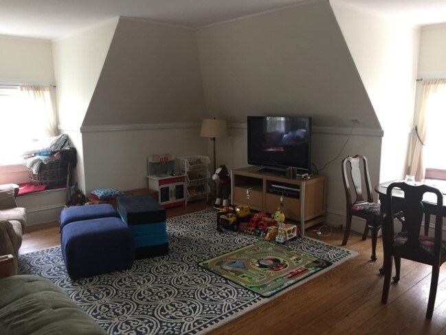Building Photo - 98 Thorndike St
